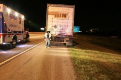 Accident à 193 km/h : le motard survit après s'être encastré dans le camion