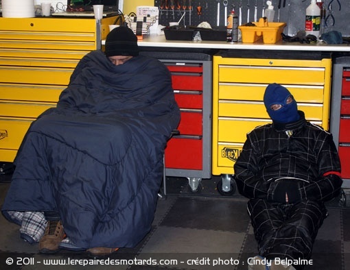 Le mécanicien et le ravitailleur du team se laissent aller à une petite sieste pendant que le pilote effectue son relais