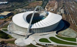 Brian Capper parcourt à moto l'arche du Stade de Durban