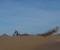 Dakar étape 6 : pilote moto dans les dunes