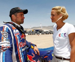 Dakar étape 7 : Cyril Despres KTM Red Bull avec la journaliste  Elodie Gossuin de France Television