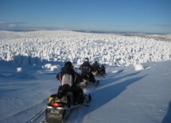 Stages de pilotage sur glace et motoneige par Motoneige Laponie (c)motoneigelaponie.com