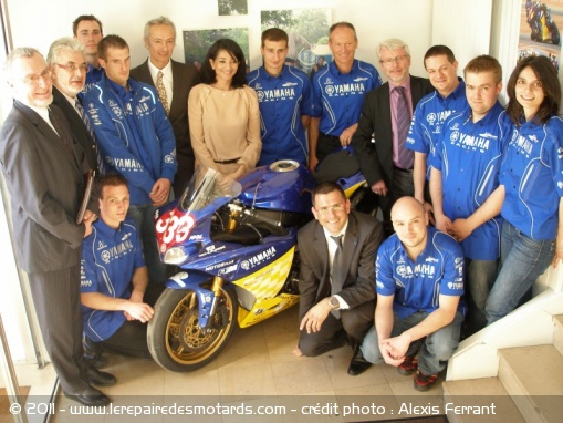 Le team Viltaïs Racing, Philippe Thiebaut, DTN FFM et Jeannette Bougrab, secrétaire d'Etat à la Jeunesse