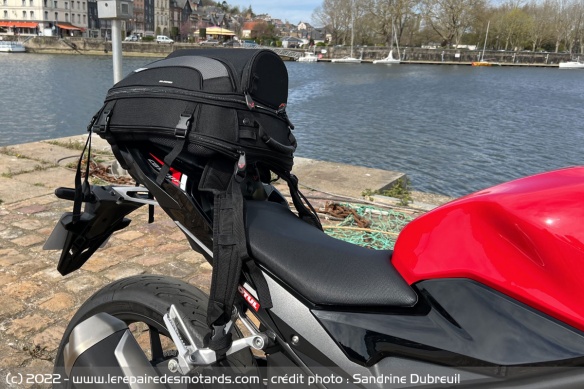 La sacoche Jetpack en position sur la selle passager