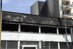 Incendie BMW Motorrad la Défense: la facade noircie par les flammes