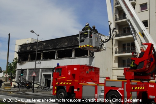 Incendie BMW Motorrad la Défense: les pompiers prennent la situation en main