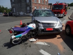 Collision auto-moto entre Honda - Photo : Léon Austen