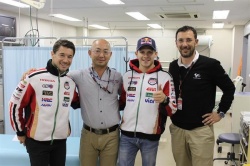 Lucio Cecchinello, Dr Tsuyoshi Karasawa, Stefan Bradl et Dr Michele Macchiagodena - Crédit photo : LCR Honda 