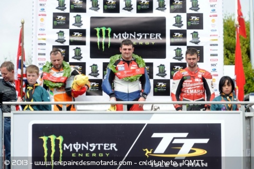 Bruce Anstey, Michael et William Dunlop sur le podium de la course Supersport - Photo : IOMTT