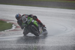 Loris Baz sur la piste détrempée de Silverstone - Crédit photo : Kawasaki / Graeme Brown