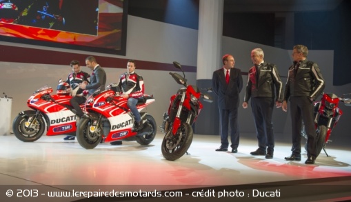 Nicky Hayden, Andrea Dovizioso, Bernhard Gobmeier, Gabriele Del Torchio et Wolfgang Dürheimer lors de la conférence Audi - Photo : Ducati