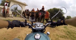 Vidéo : voyage à moto en Royal Enfield avec GoPro