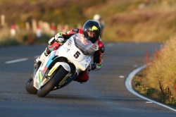 Bruce Anstey revient vite au guidon de Yamaha YZR 500 - crédit photo : IOMTT