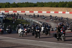 La parade BMW lors des 21ème Coupes Moto Légende - crédit photo : Editions LVA