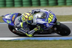 Rossi profite des conditions mitigées pour prendre les devants - crédit photo : Yamaha