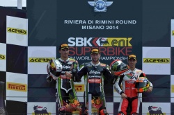 Le podium WSBK suite au doublé Sykes à Misano