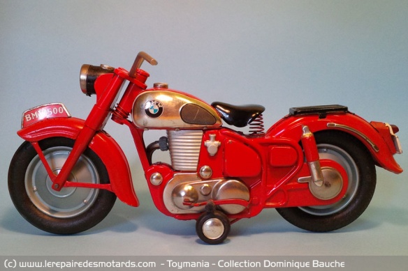 Moto BMW rouge à friction de marque Bandaï (Japon). Longueur : 30 cm. Circa 1950. Il s'agit d'un modèle très réaliste d'une grande finesse de fabrication. Existe en 2 versions, noir ou rouge. La version rouge est la moins courante.