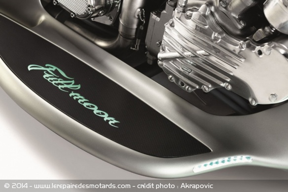 Concept Akrapovic Full Moon