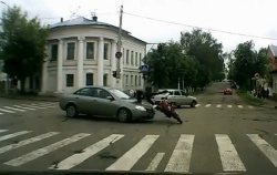 Un retraité renverse volontairement un motard 