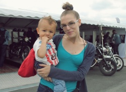 Cindy et son enfant futur motard 