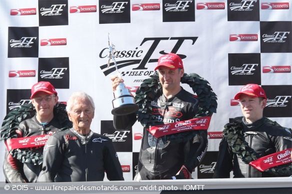 Jim Redman remet son trophée à Michael Rutter