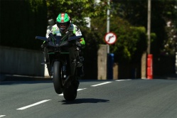 Tourist Trophy : Plus de 330km/h pour la Kawasaki H2R - crédit photo : IOMTT