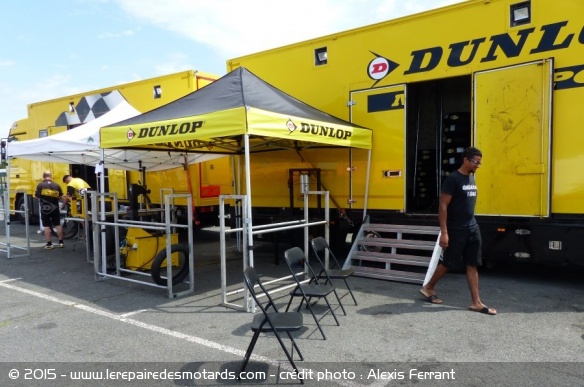 Chaque week-end, l'équipe Dunlop monte 200 pneus