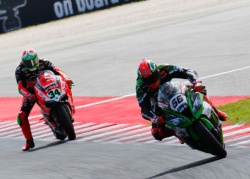 WSBK : Sykes ne lâche rien