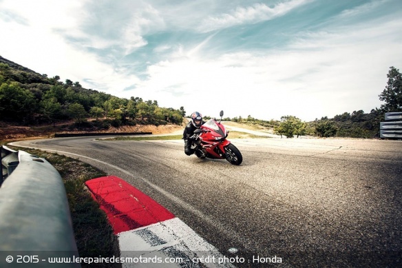 La Honda CBR500R 2016 sur circuit