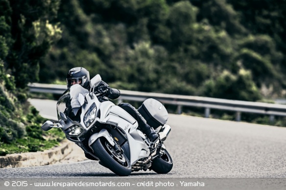 Yamaha FJR 1300 : plus sportive