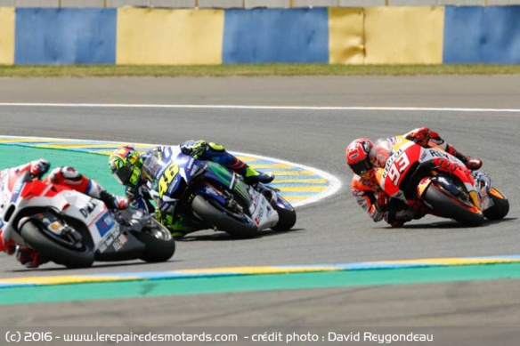 Rossi prend l'avantage en milieu de courbe