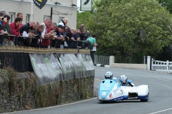 TT : Holden et Winkle vainqueurs en Sidecar - crédit photo : IOMTT