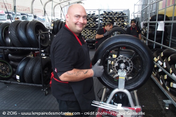 La logistique Pirelli au WSBK de Magny-Cours, montage dans le paddock