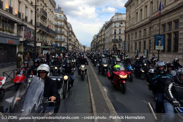 10.000 motards manifestent à Paris contre le CT moto