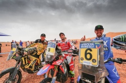 Svitko, Benavides et Van Beveren sur le podium du Merzouga Rally - crédit photo : A. Vialatte / ASO