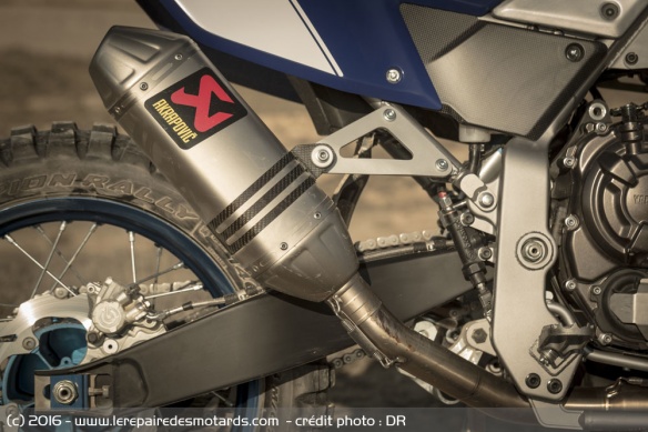 On retrouve une ligne Akrapovic sur mesure