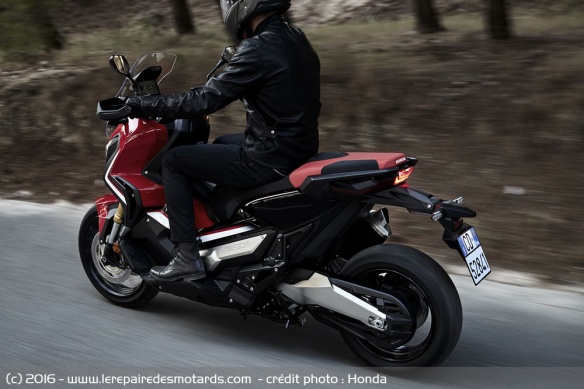 Scooter Honda X-ADV sur route