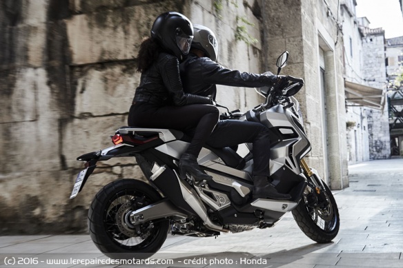 Scooter Honda X-ADV en ville