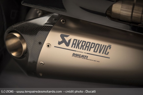 On retrouve également un échappement Akrapovic d'origine