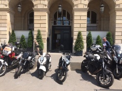 Des motos à l'Automobile Club de France... On s'est trompé d'adresse ?