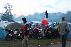 Zarco sur les drapeau au camping !