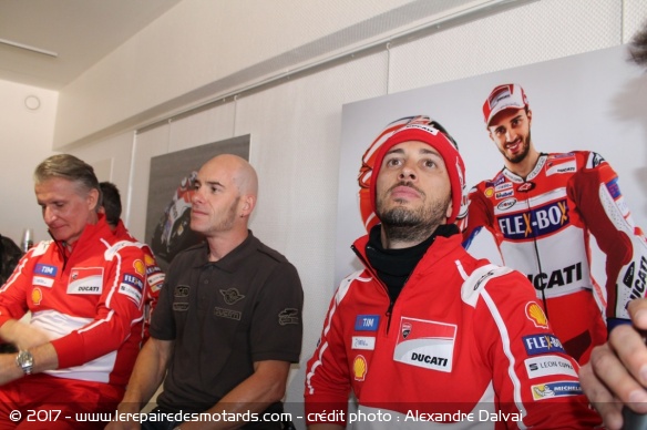 Entre deux questions, Andrea Dovizioso regarde ce qu'il se passe dans les catégories inférieures