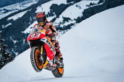Marc Marquez remonte la piste de Kitzbühel à moto