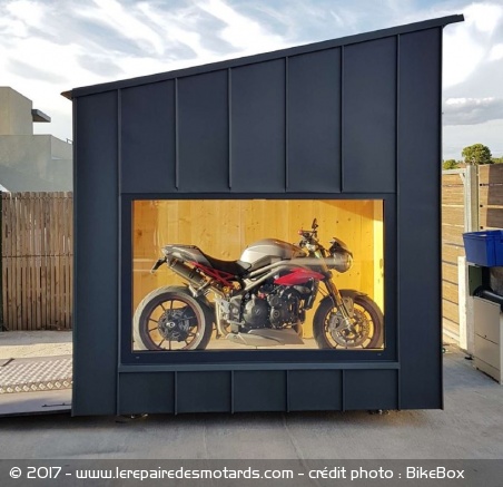 Une grande vitrine permet de laisser la lumière sur votre moto