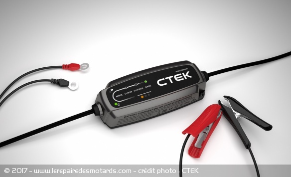 Chargeur de batterie CTEK CT5 Powersport et ses pinces crocodiles