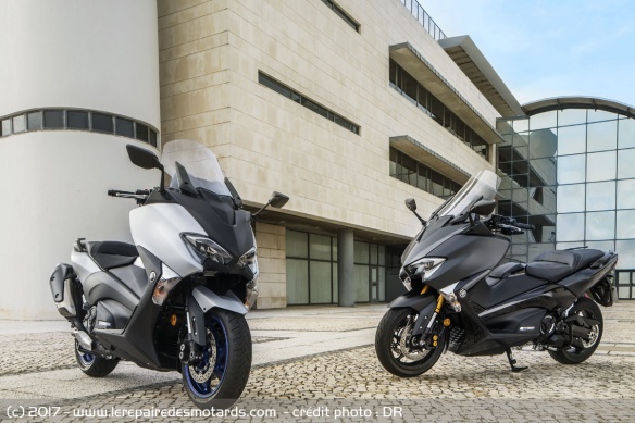 Le Yamaha T-Max en colori bi-ton, inspiration de l'HJC R-PHA 70