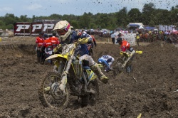 MX2 : Seewer vainqueur dans la boue - crédit photo : Suzuki