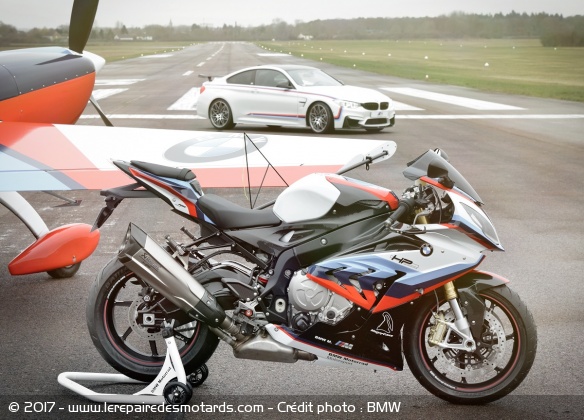 Une BMW S1000 RR série Magny-Cours aux coté de la BMW M4 et un Avion Extra 