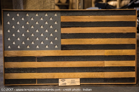 Chaque modèle est accompagné d'un drapeau fait en bois de tonneaux