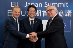 Donald Tusk (Pdt du Conseil Européen), Shinzo Abe (Premier Ministre du Japon) et Jean-Claude Juncker (Pdt de la Commission Européenne) - Crédit photo : Etienne Ansotte/European Union